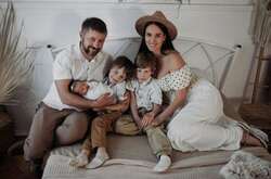 Многодетный папа с женой и детьми