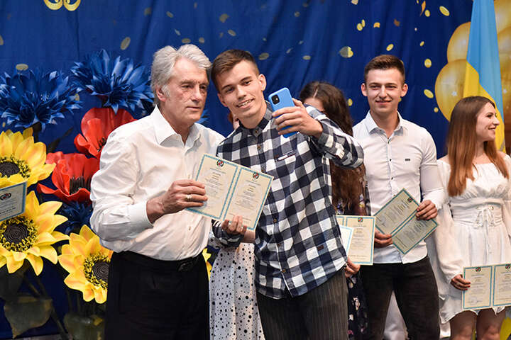 Ющенко приїхав на випускний в Черкаси (фото)