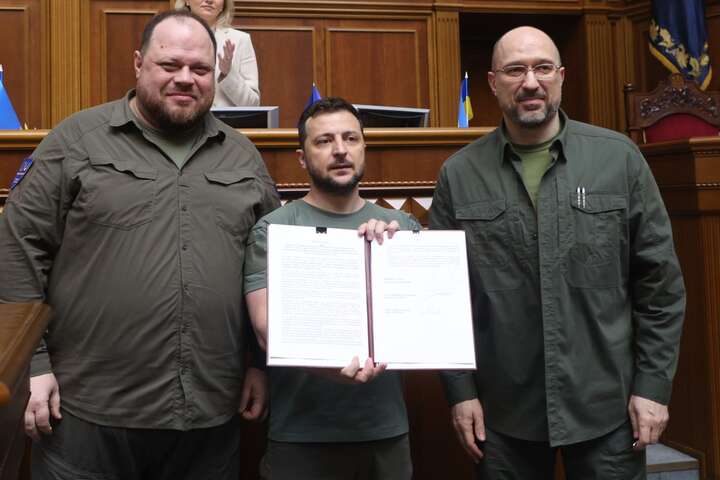 Зеленський, Стефанчук та Шмигаль підписали заяву щодо членства України в ЄС 