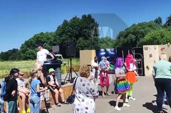 Музика з матюками. У Росії чиновники влаштували дітям незвичне свято (відео)