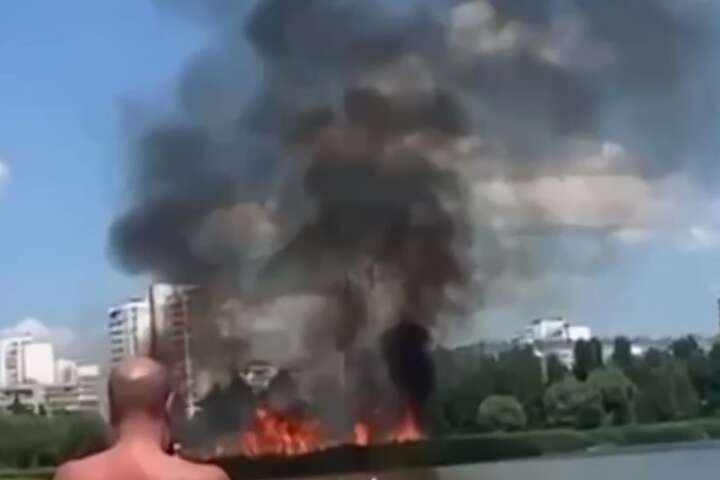 У Києві спалахнула велика пожежа на озері Вирлиця (відео)