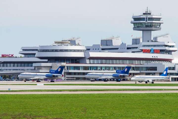 Найбільший аеропорт у Білорусі відправив персонал на простій: названо причину
