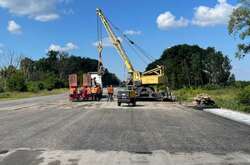 Дорожники відремонтували міст на трасі, якою окупанти вдерлись в Україну (фото)