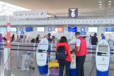 Головний аеропорт Франції скасував десятки рейсів