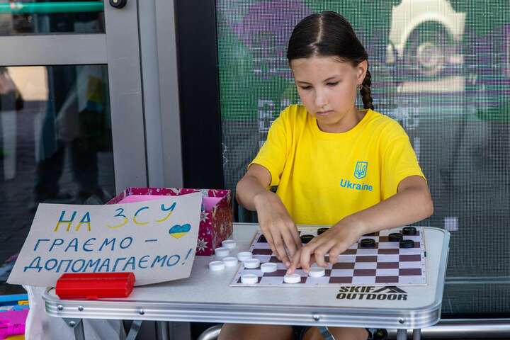 10-річна чемпіонка світу з шашок грою збирає гроші для армії (фото)