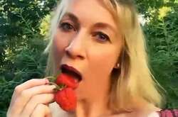 Мария и клубника