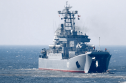  Російські десантні кораблі тримають максимально безпечну дистанцію від українського узбережжя 
  