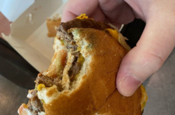 «Вкусно – и точка». Замість бургерів росіянам продають булочки із пліснявою (фото)