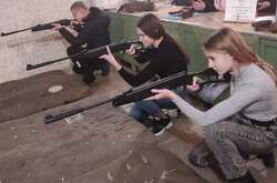 З вересня у Польщі дітей від 13 років навчатимуть володінням зброєю