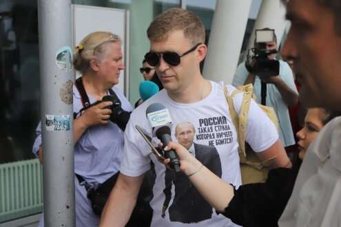 Дипломати РФ покинули Болгарію у футболках із Путіним (фото)