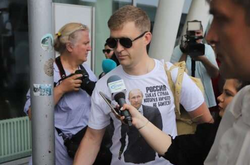 Дипломаты РФ покинули Болгарию в футболках с Путиным (фото)