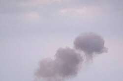 На місці влучення ворожих снарядів видно стовпи диму