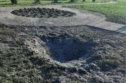  Російський губернатор оприлюднив фото вирв у землі нібито від снарядів 