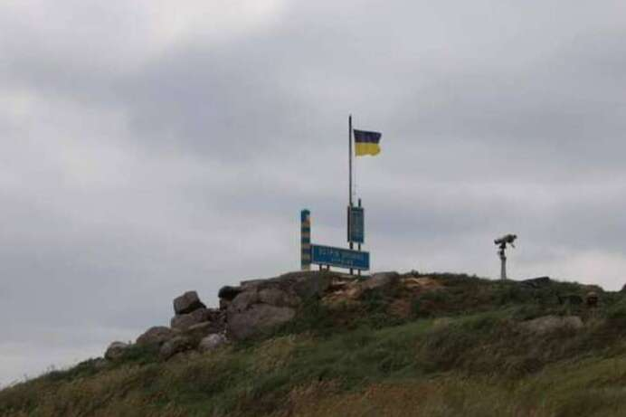 Сбросили с вертолета: детали установки украинского флага на Змеином