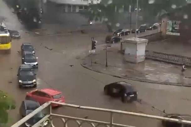 У Львові лютує негода, затоплено вулиці (відео)