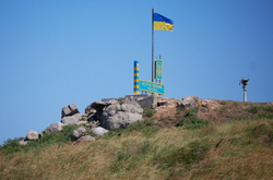 Знамя на острове находится, ждет своего часа