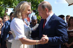 Екс-голова МЗС Австрії Карін Кнайсль, у якої Путін гуляв на весіллі, залишила країну через погрози