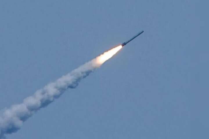 Російські ракети пошкодили причал Зміїного