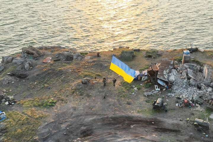 ВСУ подняли над Змеиным украинский флаг (фото)