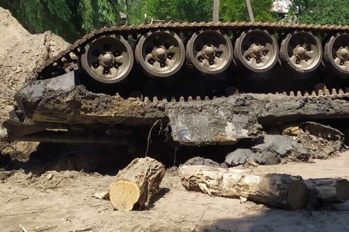 На Чернігівщині з річки дістали танки з «консервованими» окупантами (фото)