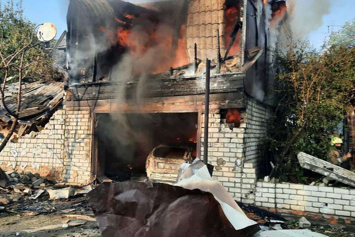 Обстрел Харькова: горели дома, гаражи, автомобили (фото, видео)