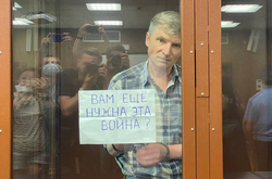 Россия заключила в тюрьму на семь лет депутата, который выступил против войны (фото)