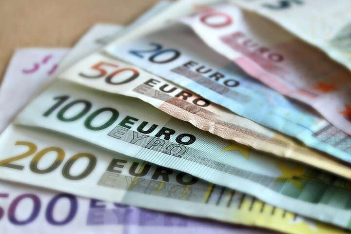 Курс євро до долара обвалився до 20-річного мінімуму