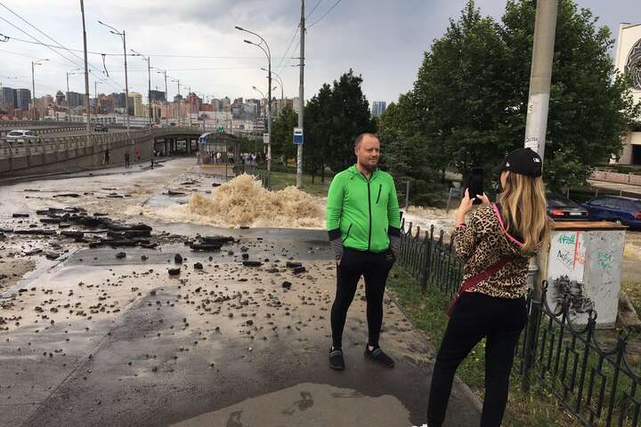 У Києві посеред вулиці забили «фонтани» (фото, відео)