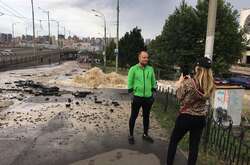 У Києві посеред вулиці забили «фонтани» (фото, відео)