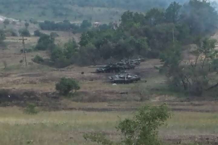 Десантники на Донбасі спалили російські танки та взяли в полон окупантів (фото)