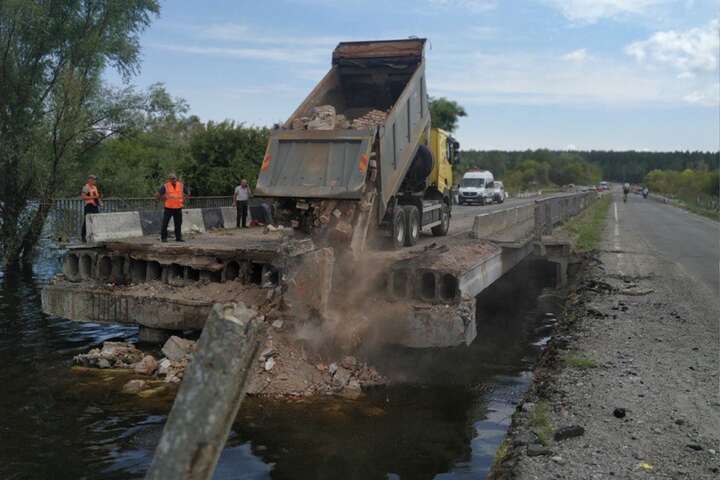 Розпочався ремонту мосту під Києвом, де блискавка влучила в заміновану опору