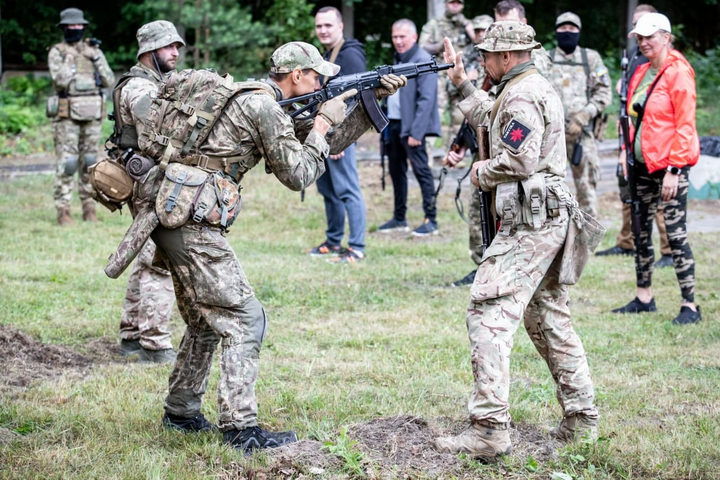 Розпочалися військові заняття для цивільних у Києві: чому навчають громадян