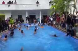 Протестующие искупались в бассейне президента Шри-Ланки (видео)