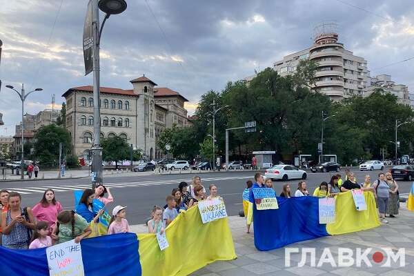 «Multumesc, România, Glory to Ukraine»: В Бухаресті українці провели демонстрацію