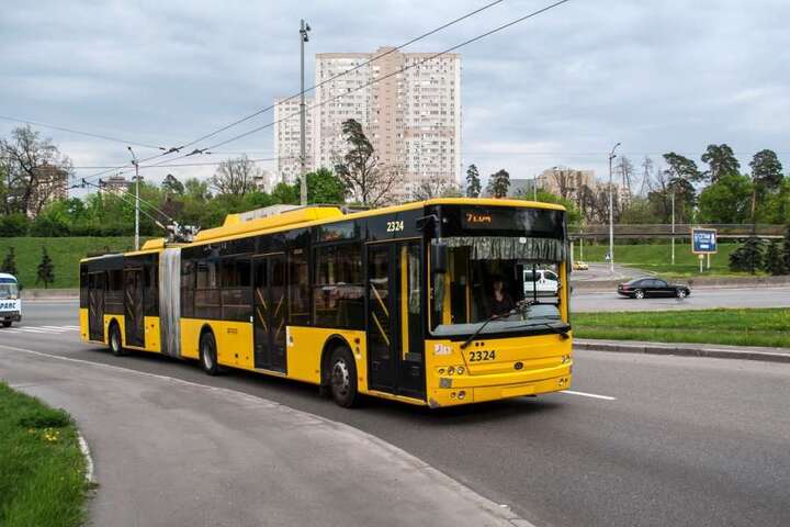У Києві полагодили знищену окупантами контактну мережу: які тролейбуси відновили рух