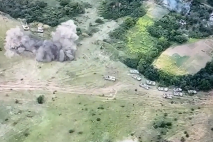 Украинские военные разбили колонну вражеской техники в Луганской области (видео)