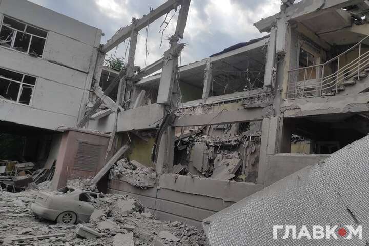 Окупанти у Харкові знищили школу та приватний будинок. Моторошні фото