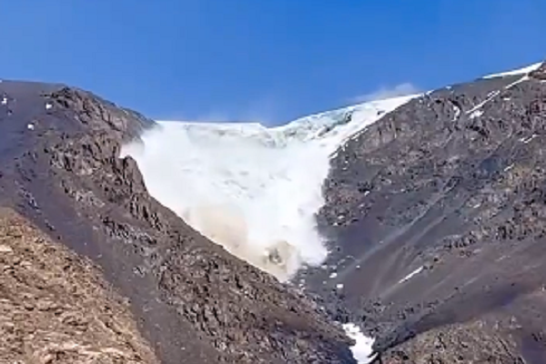 У Киргизії туристи мало не загинули, коли фільмували лавину (відео)