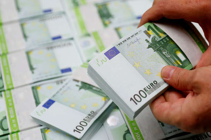 Курс євро практично зрівнявся з доларовим: що буде далі з євровалютою