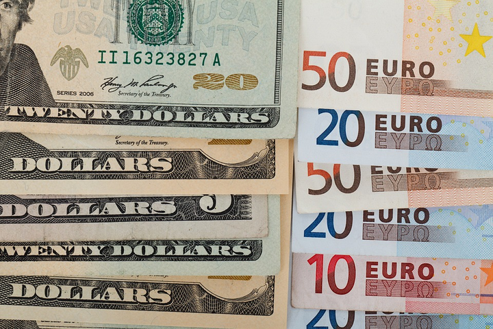 Курс евро практически сравнялся с долларовым: что будет дальше с евровалютой