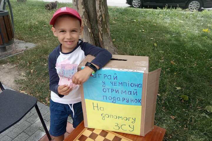 П’ятирічний хлопчик у Вінниці грою в шахи збирає гроші на ЗСУ (відео)