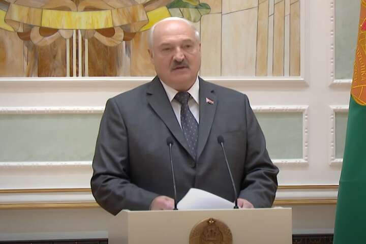 Лукашенко зібрав військових, аби підготувати їх до війни (відео)