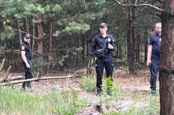 На Київщині правоохоронці виявили тіло вбитого рашистами мирного жителя (фото, відео)