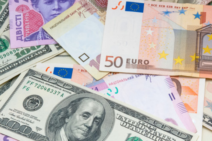 Доллар и евро сравнялись в цене: как это повлияет на украинцев
