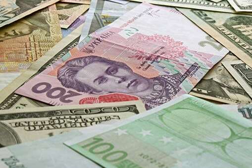 Долар та євро зрівнялися в ціні: як це вплине на українців