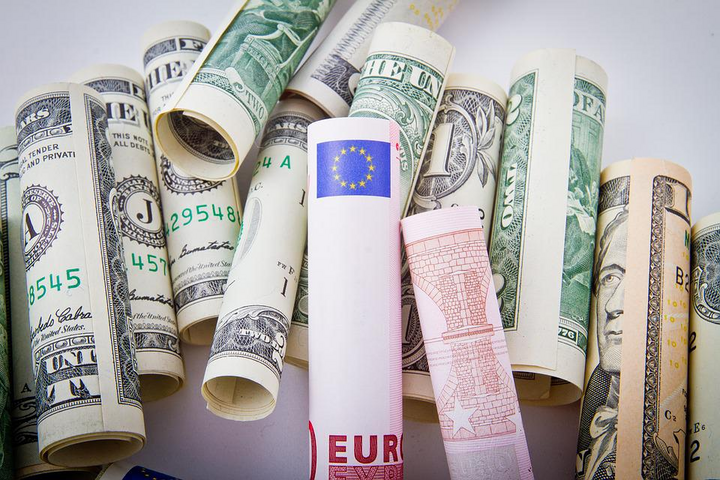 Впервые за 20 лет евро дешевле доллара