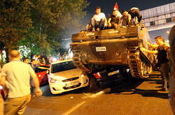  Події розпочалися ввечері 15 липня, коли президент Туреччини Реджеп Тайіп Ердоган перебував у відпустці зі своєю сім'єю у Мармарисі 