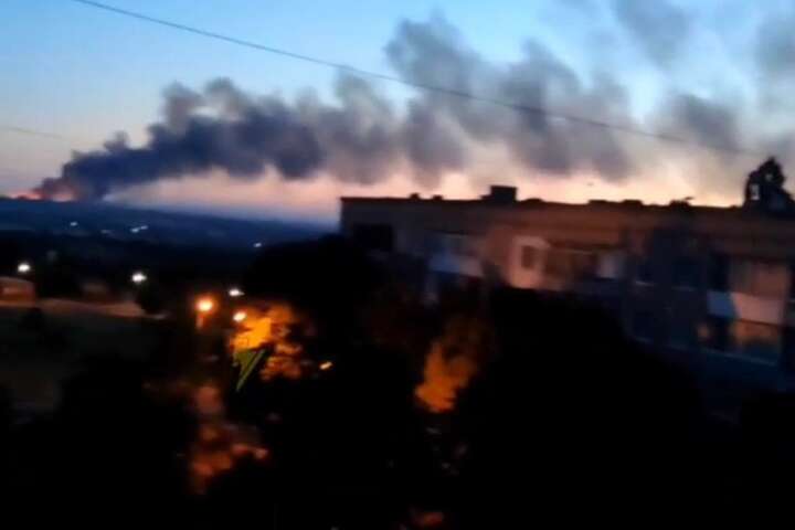 На Луганщині горить черговий склад боєприпасів рашистів (відео)