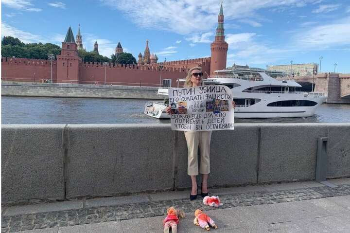 Пропагандистка Овсяннікова влаштувала «акцію протесту» на тлі Кремля (відео) 