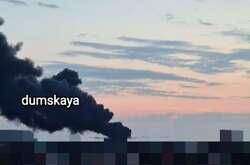 Над складом підіймається стовп диму